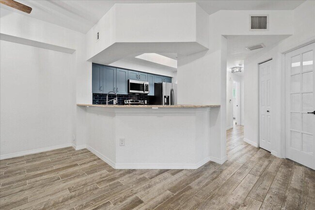 Building Photo - 3023 Alcazar Pl