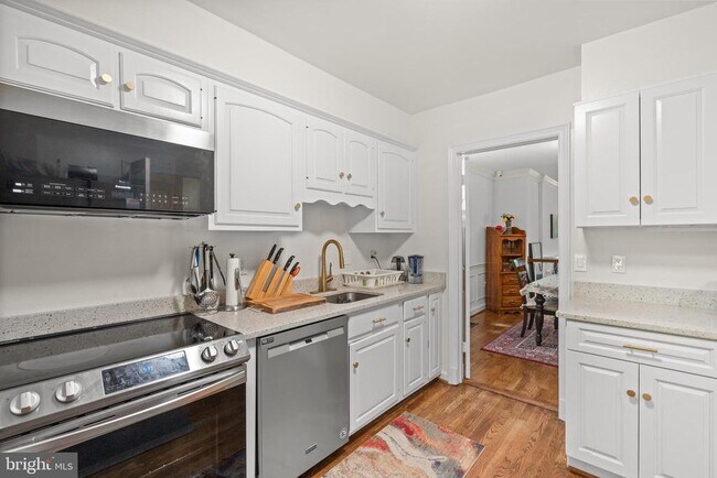 Building Photo - 4422 Westover Pl NW
