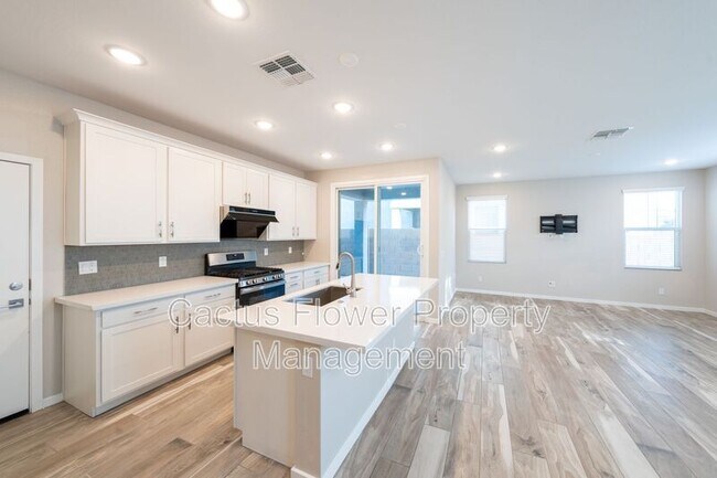 Building Photo - 2851 S Central Dr