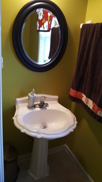 Half masterroom - 1162 Island Pl E