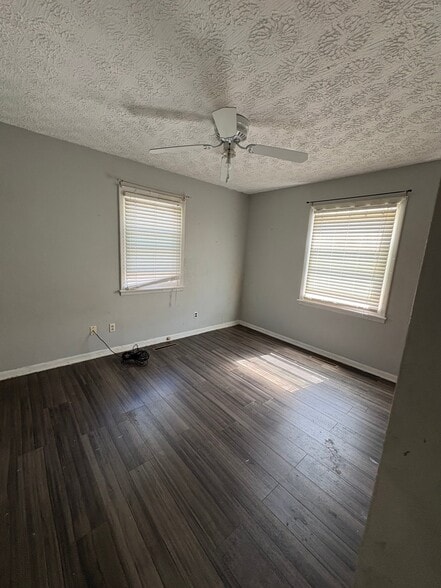 Building Photo - 4564 Dundee Ave