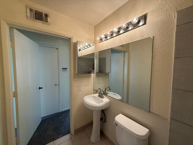 Building Photo - 2112 Chrysler Dr