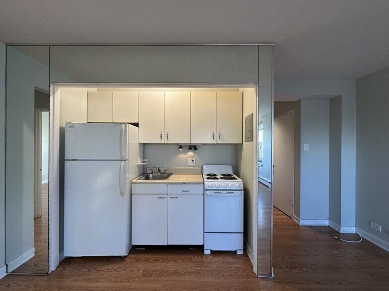 Building Photo - 450 W Wellington Ave