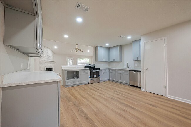 Building Photo - 6919 Maczali Dr