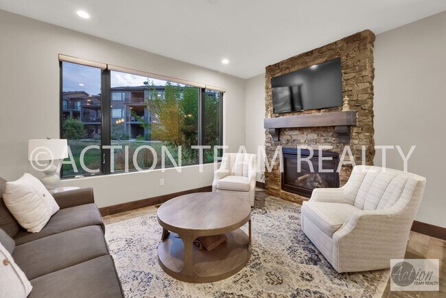 Building Photo - Beautiful Townhome in Huntsville