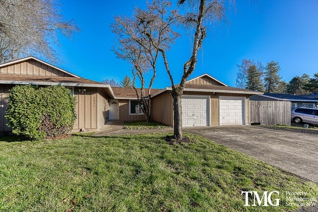 Building Photo - Tucked away 2 Bed 1 Bath Duplex in Hillsboro