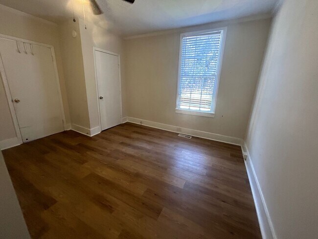 Building Photo - 827 Silver St