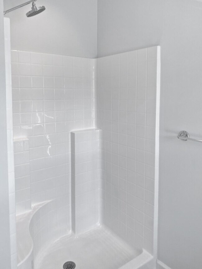 Building Photo - Spacious Townhome with MOVIE STAR Primary Closet!!!!