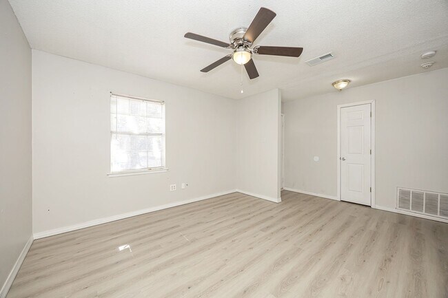 Building Photo - Charming 3-Bed, 2-Bath Home in Pascagoula – Great Location!