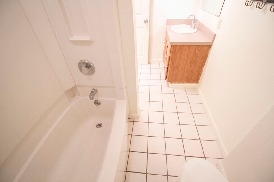 Building Photo - 4122 Fairview Dr