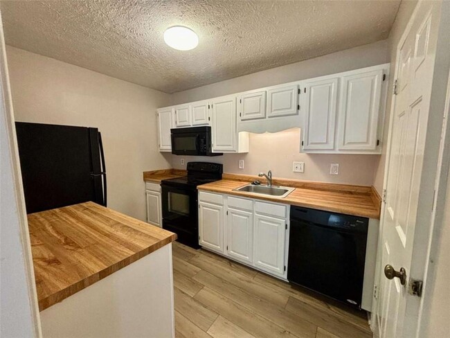 Building Photo - 3841 Woodridge Way