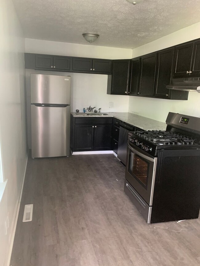 Building Photo - 2 bedroom 1 bathroom duplex with a Carport