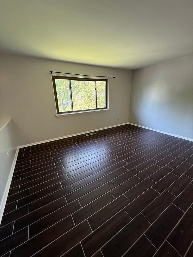 Building Photo - Miller Luxury Living! Plenty of space to enjoy & entertain! June Move in Special!