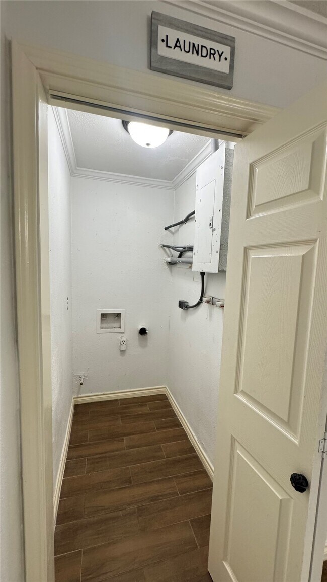 Building Photo - 221 Hyta St