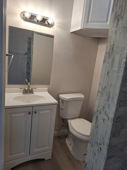 Building Photo - 16663 Victory Blvd