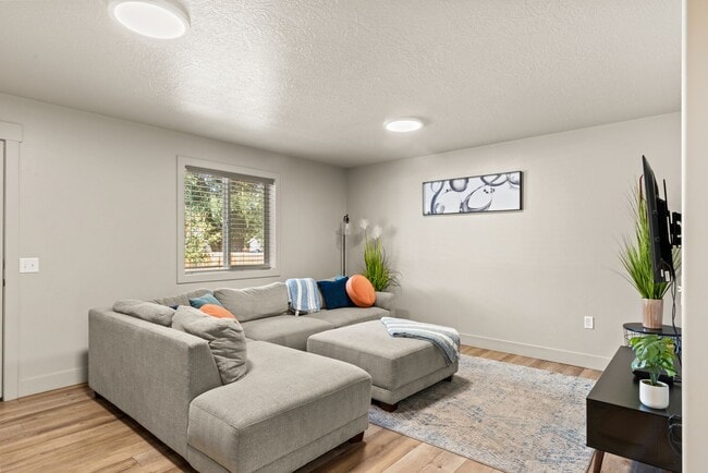 Building Photo - Move-In Ready 3BR Furnished Apartment Near ISU