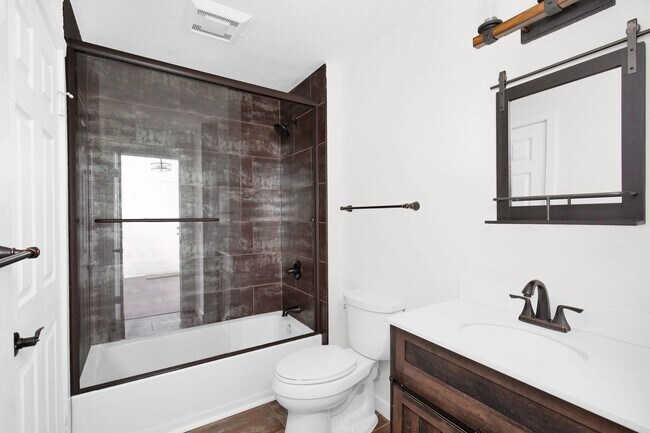 Building Photo - 2 Bedroom Plus Bonus Room in the Heart of Bellevue