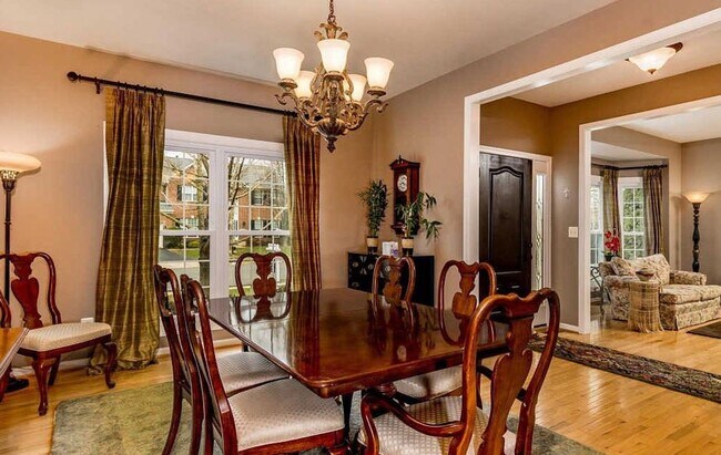 Building Photo - Gorgeous 4,000sqft  5-bed 3.5-bath Home near Chantilly Economic corridor