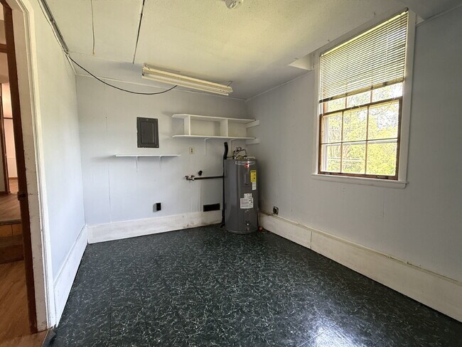 Building Photo - "Discover Comfort and Space: Charming 3-Bed, 2-Bath Home in Huntsville's Heart - 1808 Sq. Ft. of ...