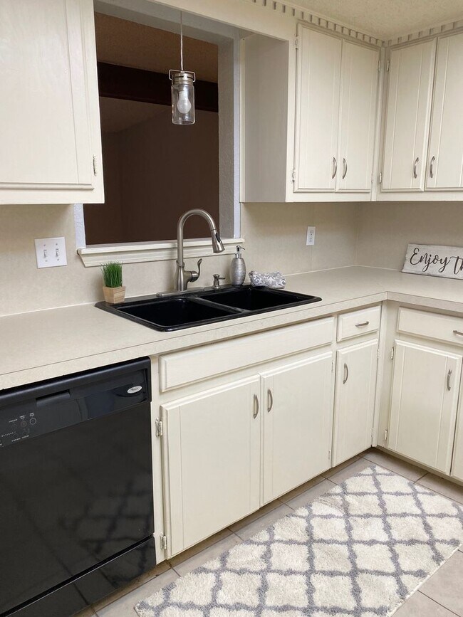 Building Photo - 2805 Summerfield Dr