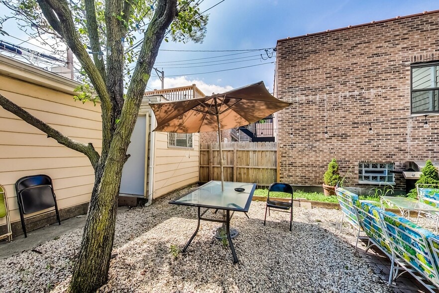 Building Photo - 2145 W Thomas St