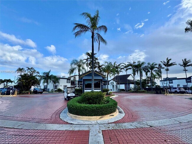 Building Photo - 9731 Fontainebleau Blvd