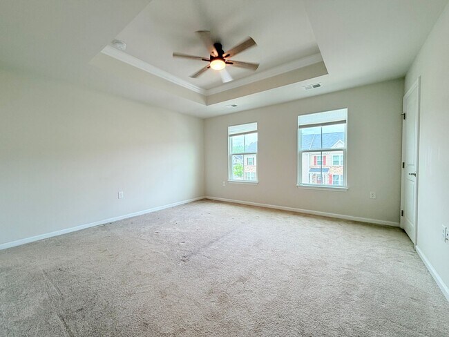 Building Photo - Like New Townhome!