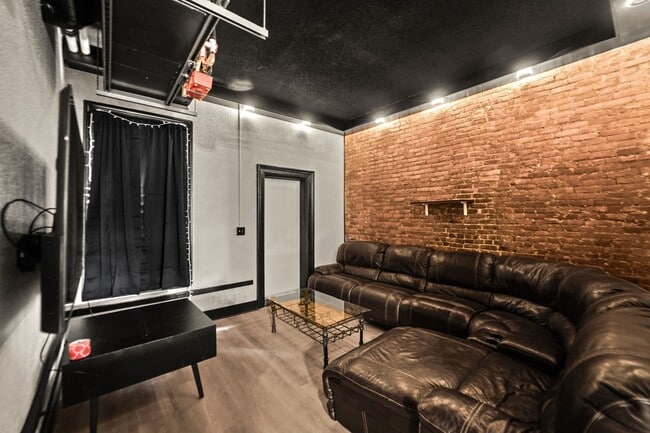 Building Photo - 136 Court St