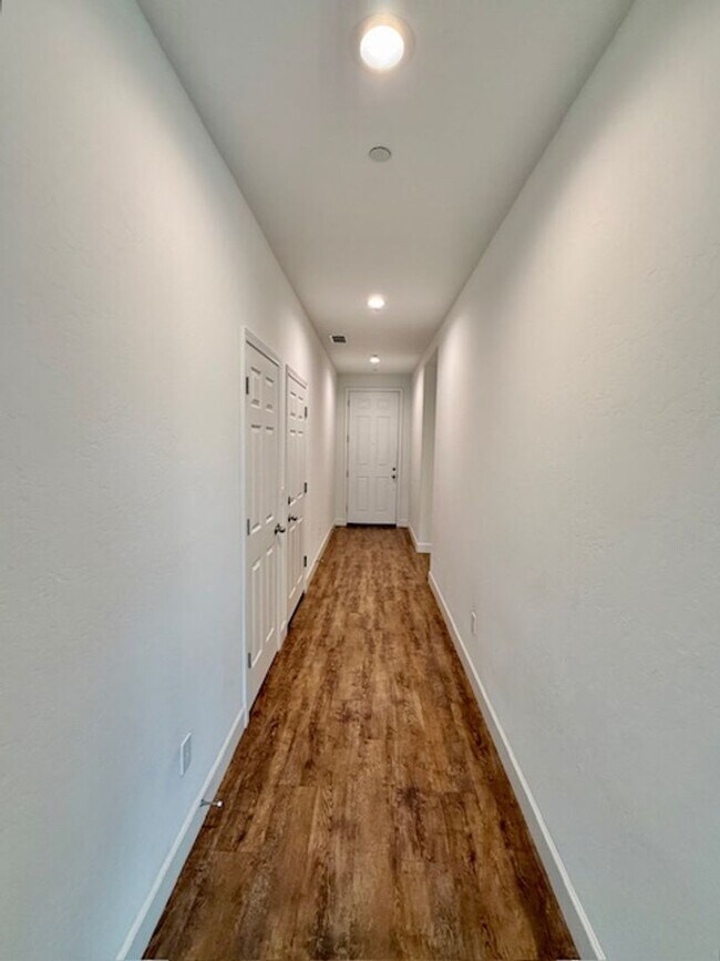 Building Photo - 3 Bedroom 2 Bathroom in NE Visalia!