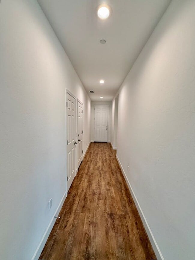 Building Photo - 3 Bedroom 2 Bathroom in SE Visalia!