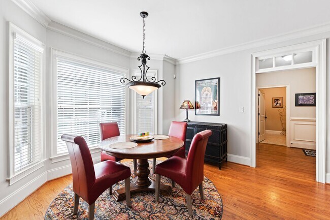 Building Photo - Elegant 5 bedroom home in Bedford!