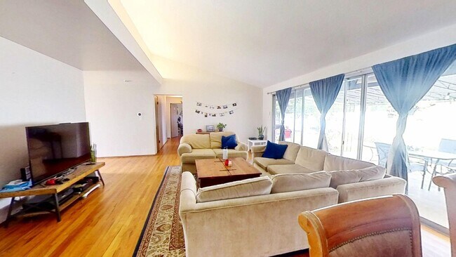 Building Photo - WALK TO SDSU! 5 bed 2 bath House w/ A/C