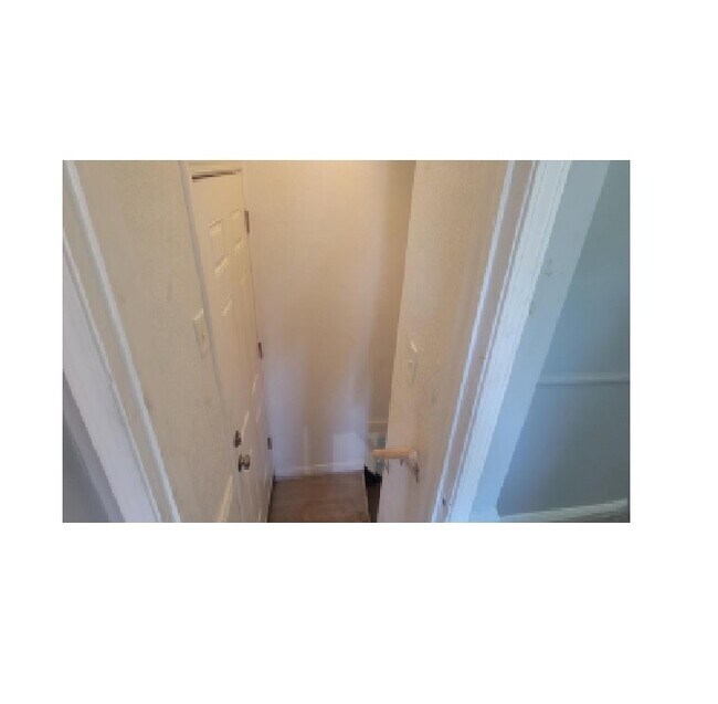 Building Photo - 9220 Mansfield St