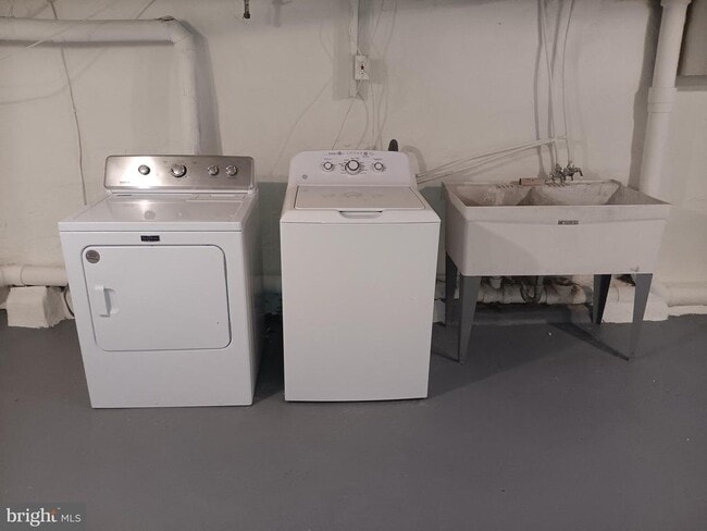 Building Photo - 2424 S Orkney St