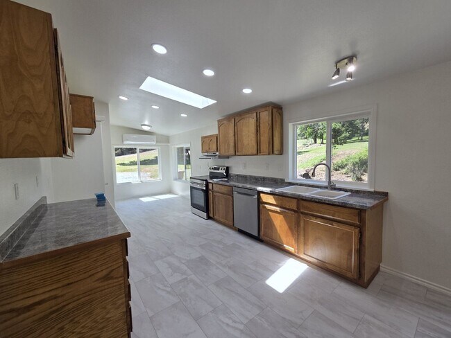 Building Photo - 3950 Shoestring Rd