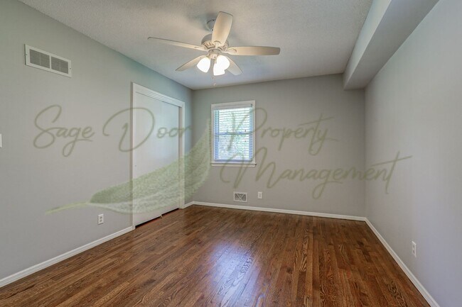 Building Photo - LOTS OF NATURAL SUNLIGHT!!!