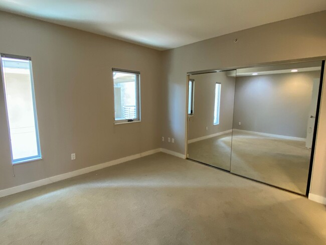 Building Photo - Very Spacious Two Story 2 Bed 2.5 Bath Con...