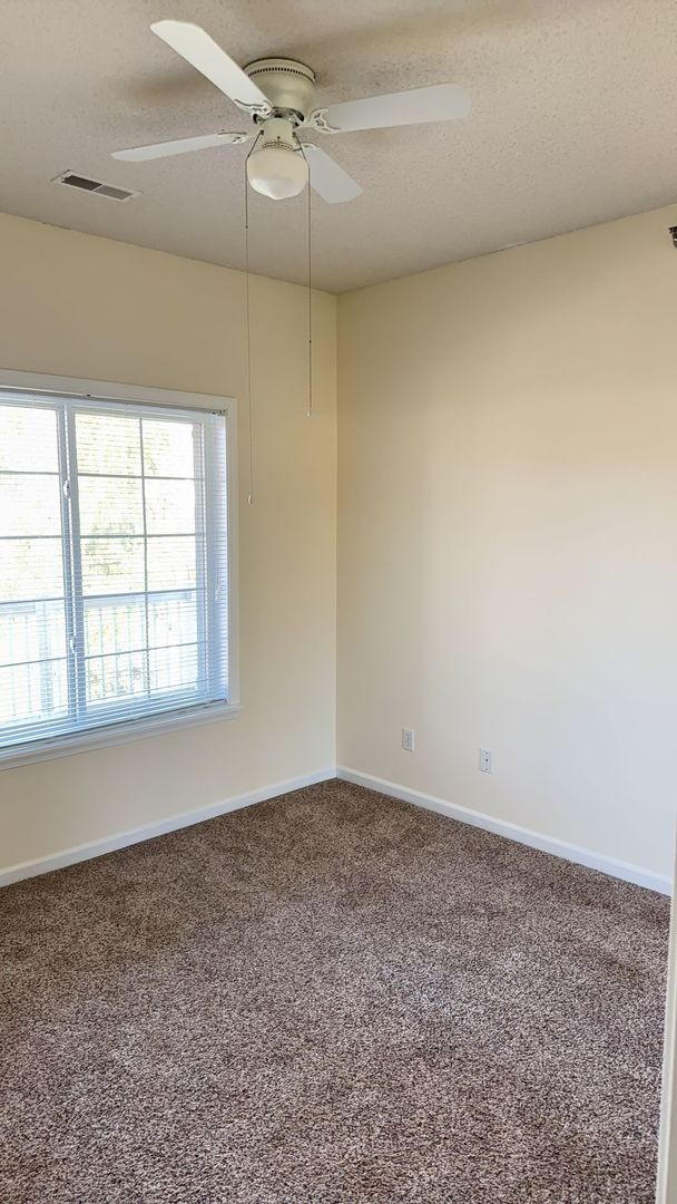 Building Photo - 3 Bedroom 2 Bathroom Condo-Spencer's Crest