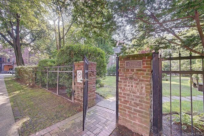 Building Photo - 6 Burns St