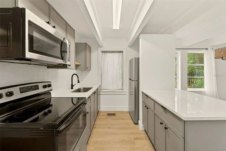 Building Photo - 925 16th Ave N