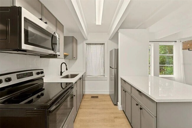 Building Photo - 925 16th Ave N