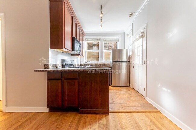 Building Photo - 869 W Cornelia Ave