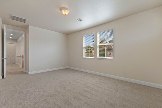 Building Photo - Gated Somersett Home!