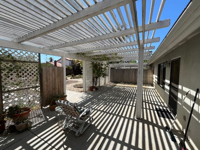 Building Photo - 1090 Foxenwood Dr