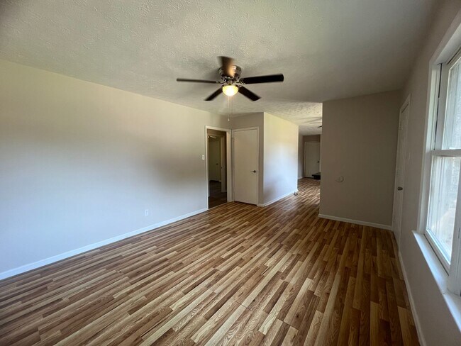 Building Photo - Fresh look