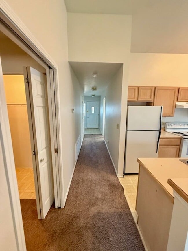 Building Photo - 2 Bed, 2 Bath Duplex with fenced yard in B...