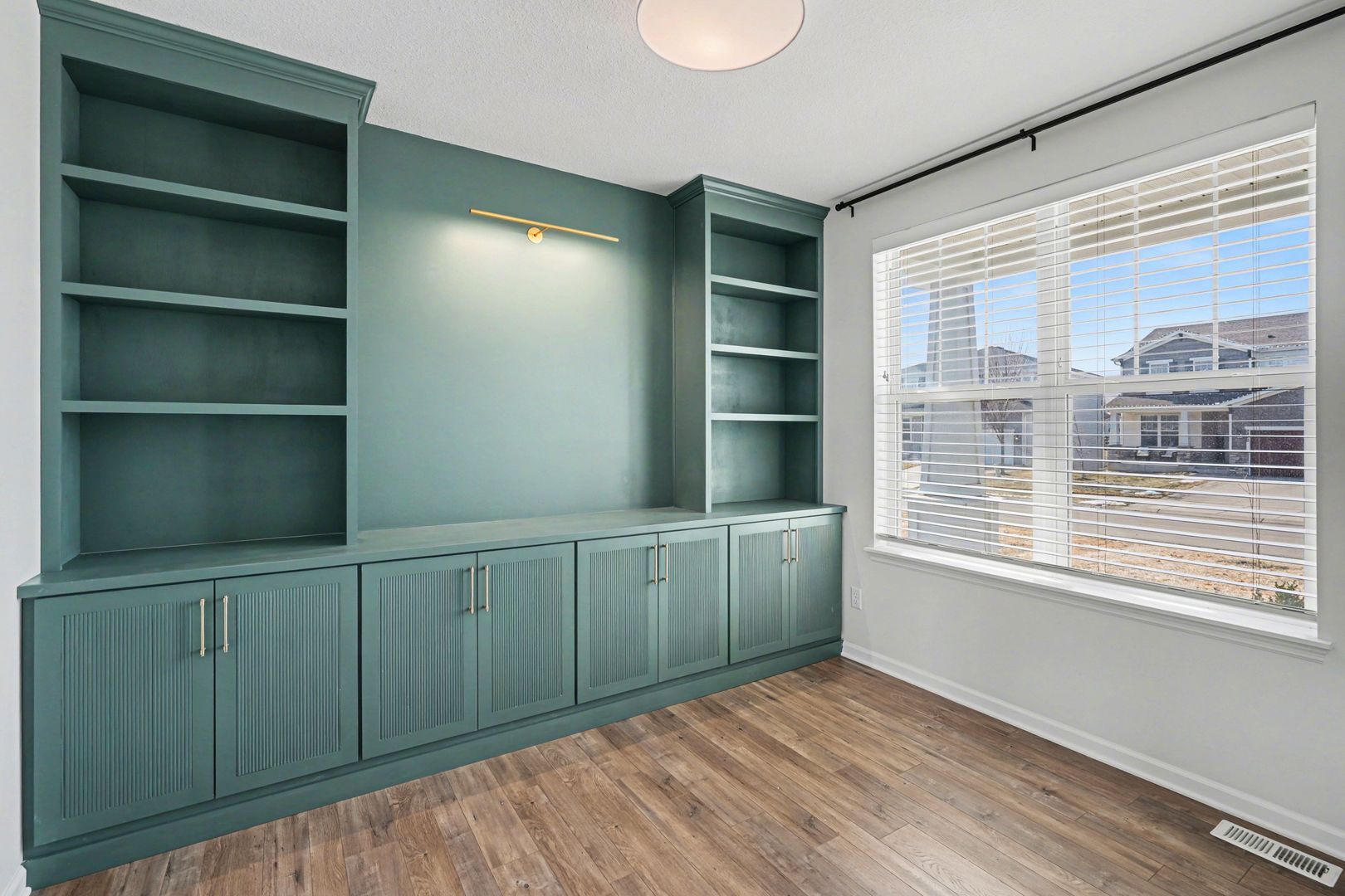 Building Photo - 5465 Annapolis Ln N