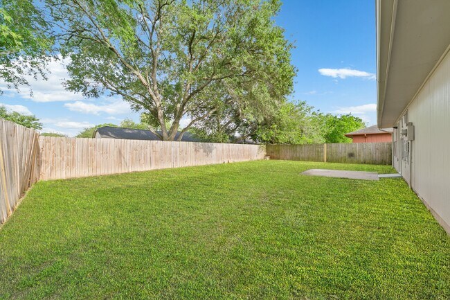 Building Photo - 1911 Highcrest Dr