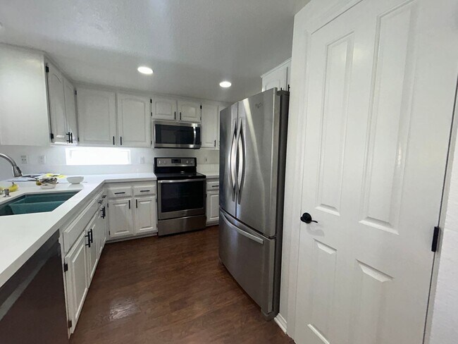 Building Photo - Beautiful, spacious 4-bedroom, 2-bath home for rent in Fountain Valley