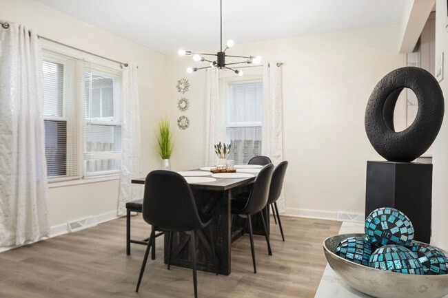 Building Photo - 366 N Hemlock Ave